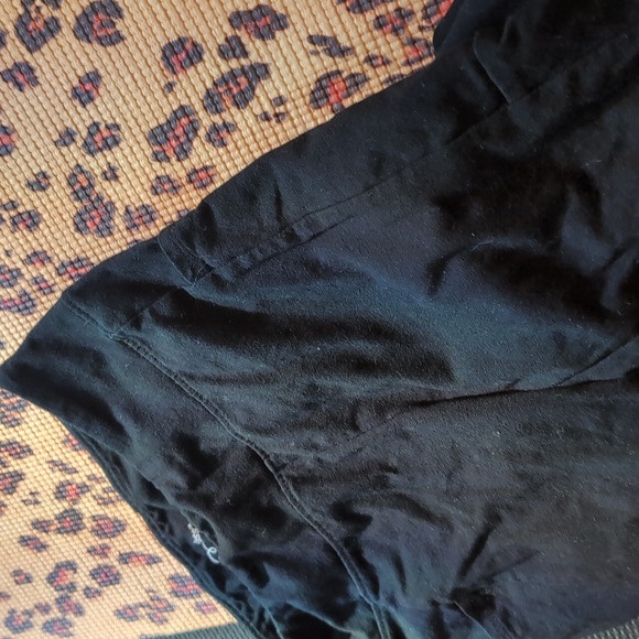 Like new old navy cherry tee, black art class leggings with pockets - Picture 3 of 5